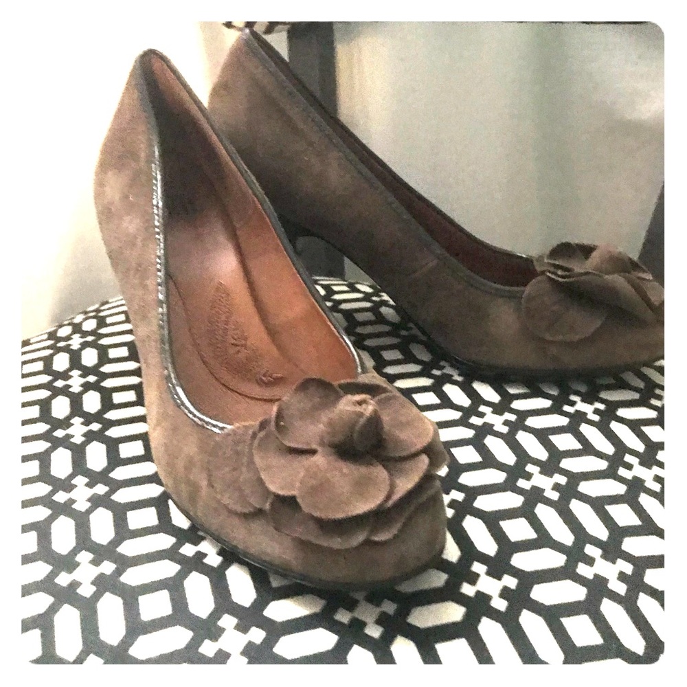 Chocolate suede sofft brand pumps